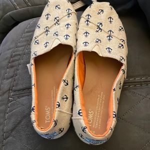Toms slip on